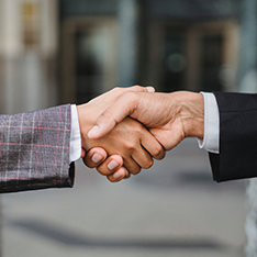 準(zhǔn)時(shí)交片，逾期賠款